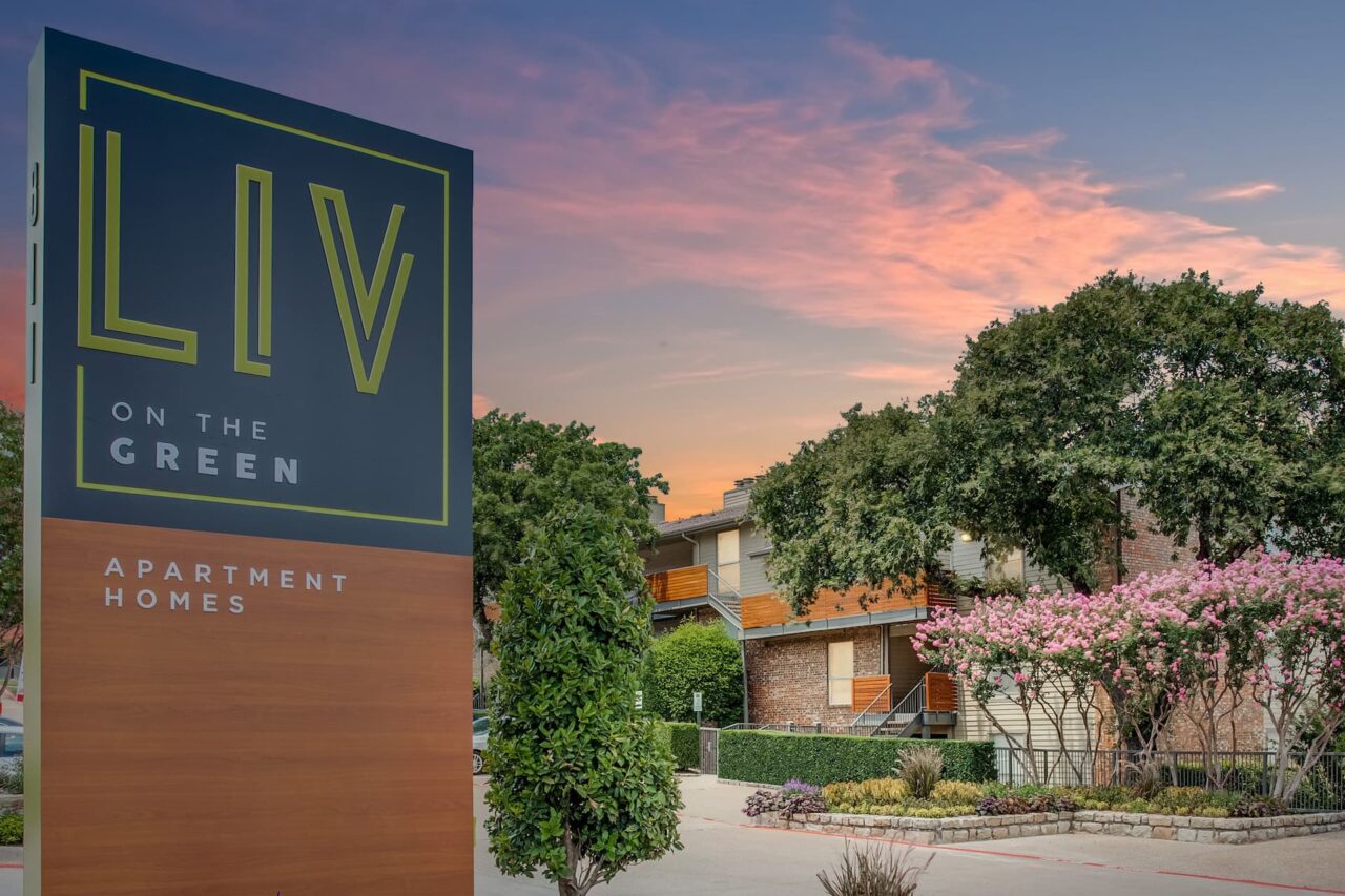 Arlington Texas Luxury Apartments LIV on the Green
